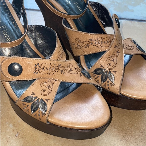 Isabella Fiore Vintage Wood Wedge Heel - Picture 5 of 16